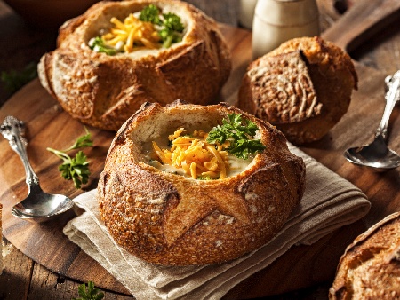 Крем супа с броколи, картофи и сирене чедър в хлебче (питки) - снимка на рецептата